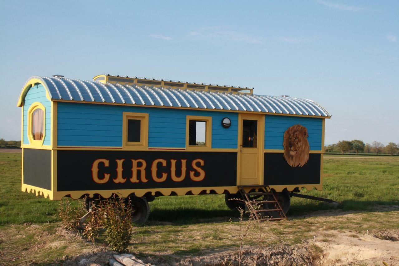 La Roulotte Circus Des Grillots *