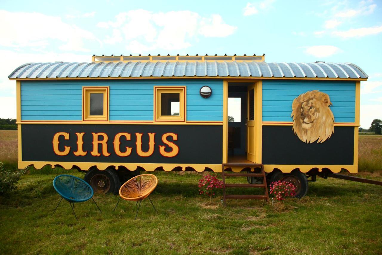 La Roulotte Circus Des Grillots *